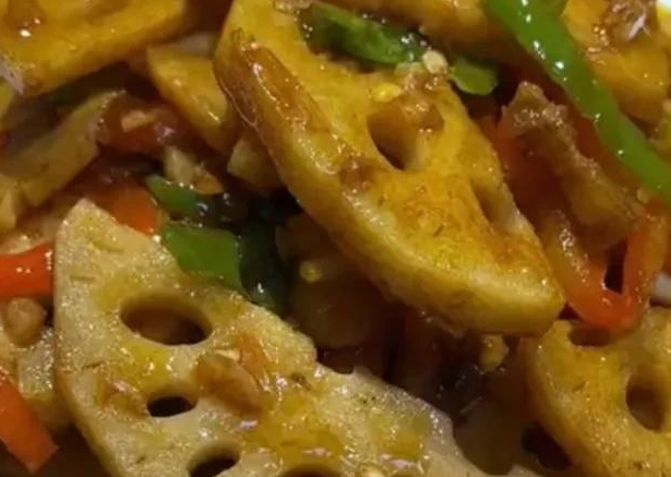 炒莲藕别直接下锅焯水,大厨教你一招,爽口清脆不发黑,太下饭了