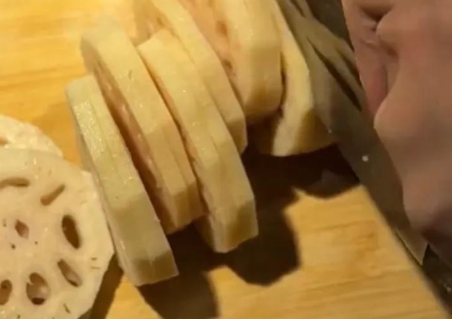 炒莲藕别直接下锅焯水,大厨教你一招,爽口清脆不发黑,太下饭了(图2) image.png