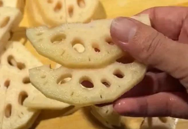 炒莲藕别直接下锅焯水,大厨教你一招,爽口清脆不发黑,太下饭了(图3) image.png