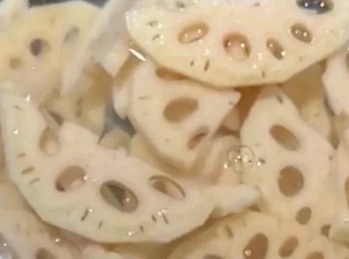 炒莲藕别直接下锅焯水,大厨教你一招,爽口清脆不发黑,太下饭了(图4) image.png