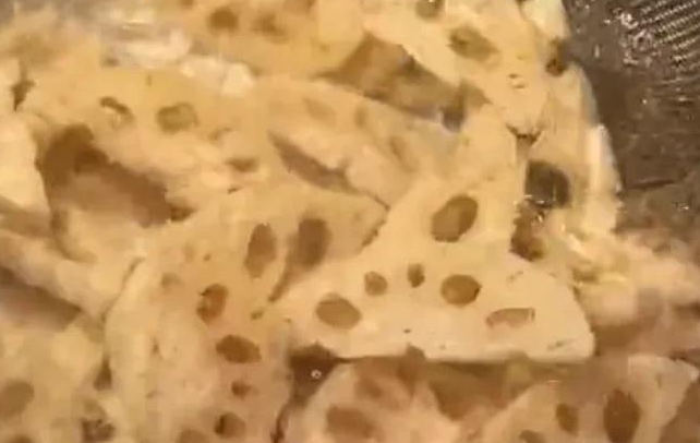 炒莲藕别直接下锅焯水,大厨教你一招,爽口清脆不发黑,太下饭了(图5) image.png