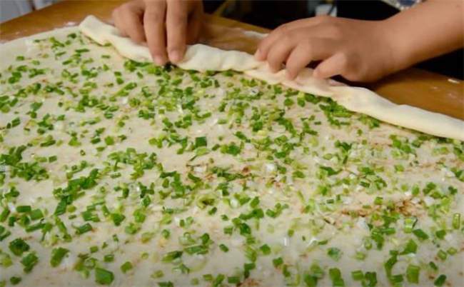 发面葱花饼家常做法,简单快速,烙上一锅不够全家吃,太香了(图3) 发面葱花饼家常做法,简单快速,烙上一锅不够全家吃,太香了(图3)
