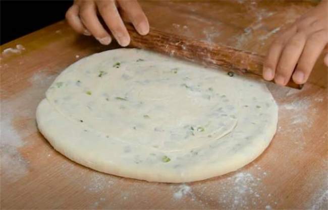 发面葱花饼家常做法,简单快速,烙上一锅不够全家吃,太香了(图5) 发面葱花饼家常做法,简单快速,烙上一锅不够全家吃,太香了(图5)