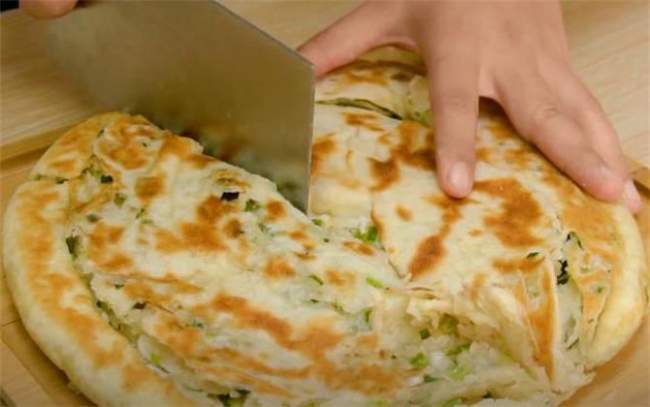 发面葱花饼家常做法,简单快速,烙上一锅不够全家吃,太香了(图7) 发面葱花饼家常做法,简单快速,烙上一锅不够全家吃,太香了(图7)