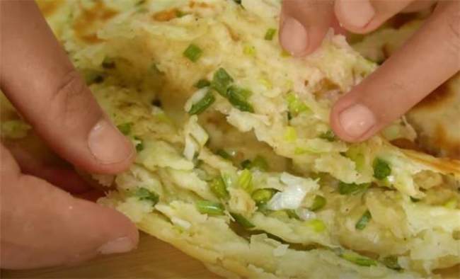 发面葱花饼家常做法,简单快速,烙上一锅不够全家吃,太香了(图8) 发面葱花饼家常做法,简单快速,烙上一锅不够全家吃,太香了(图8)