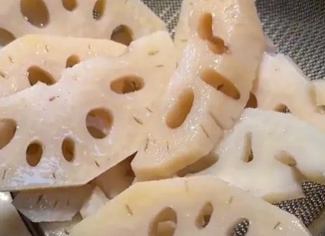 炒莲藕别直接下锅焯水,大厨教你一招,爽口清脆不发黑,太下饭了(图6) image.png