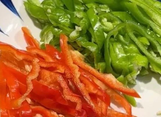 炒莲藕别直接下锅焯水,大厨教你一招,爽口清脆不发黑,太下饭了(图7) image.png