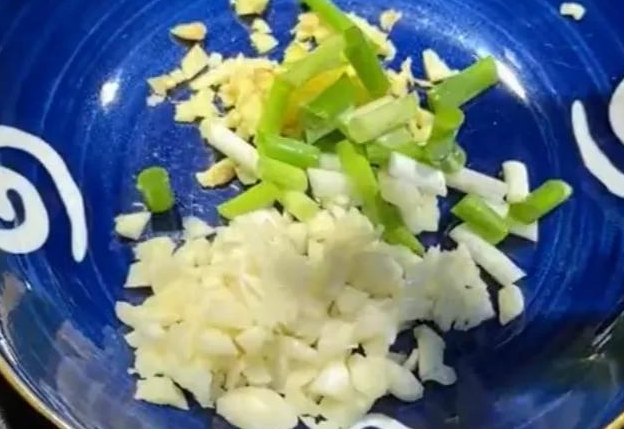 炒莲藕别直接下锅焯水,大厨教你一招,爽口清脆不发黑,太下饭了(图8) image.png