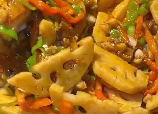 炒莲藕别直接下锅焯水,大厨教你一招,爽口清脆不发黑,太下饭了(图11) image.png